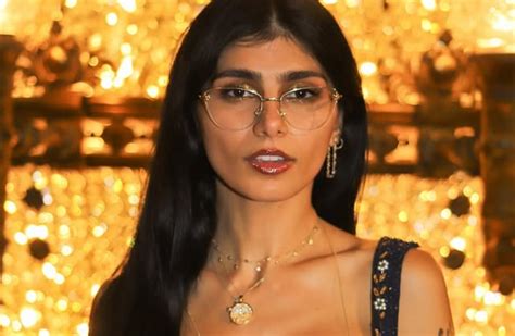 Rozando la censura, Mia Khalifa posa sin ropa y  .